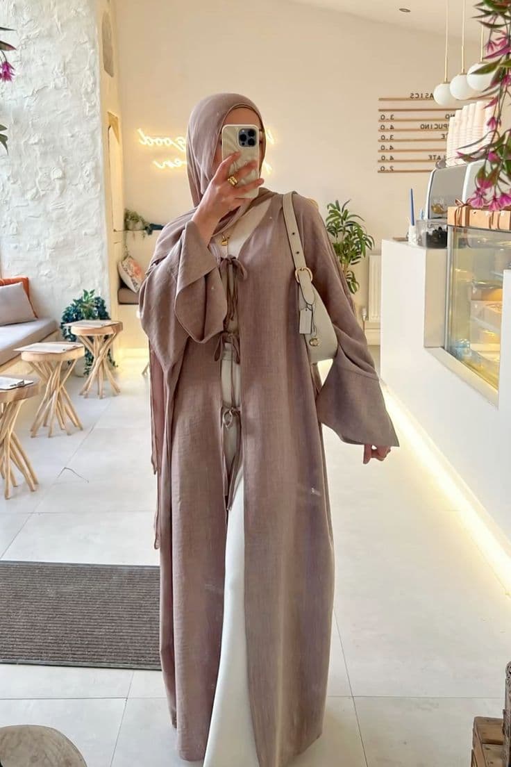 عباية نسائية مفتوحة بتصميم عصري وأربطة أمامية